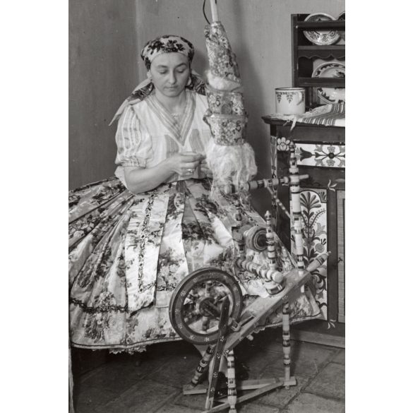 Nagyobb méret, Szendrő István fotóművészeti alkotása, őcsényi (Tolna megye, Sárköz) népviseletben a fonószék árnyékában, díszes bútor, motívumok, 1930-as évek. 