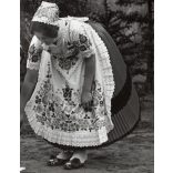 Nagyobb méret, Szendrő István fotóművészeti alkotása, lányok, géderlaki (Bács-Kiskun megye) népviseletben, szoknya, 1930-as évek. 