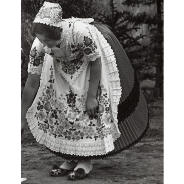 Nagyobb méret, Szendrő István fotóművészeti alkotása, lányok, géderlaki (Bács-Kiskun megye) népviseletben, szoknya, 1930-as évek. 