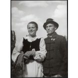 Nagyobb méret, Szendrő István fotóművészeti alkotása, csíkménasági (Erdély, Hargita megye) népviseletben, 1930-as évek. 