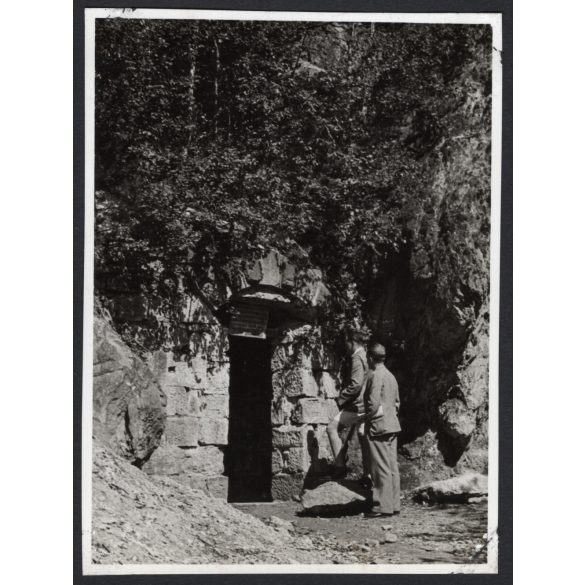 A torjai Büdös-barlang bejárata, Torja, Kovászna megye Erdély, utcakép, Horthy-korszak, barlang, mofetta, természet, helytörténet. 1940-es évek, Eredeti fotó, papírkép. 