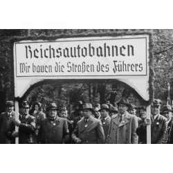   „Reichsautobahnen Wir bauen die Strassen des Führers”, Regensburg, Németország, május elsejei felvonulás náci transzparenssel, 2. világháború,  Horthy-korszak, helytörténet, 1939. május 1., 1930-as év