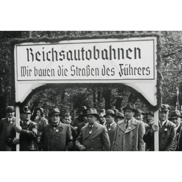 „Reichsautobahnen Wir bauen die Strassen des Führers”, Regensburg, Németország, május elsejei felvonulás náci transzparenssel, 2. világháború,  Horthy-korszak, helytörténet, 1939. május 1., 1930-as év
