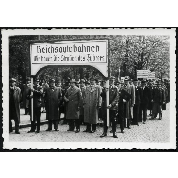 „Reichsautobahnen Wir bauen die Strassen des Führers”, Regensburg, Németország, május elsejei felvonulás náci transzparenssel, 2. világháború,  Horthy-korszak, helytörténet, 1939. május 1., 1930-as év