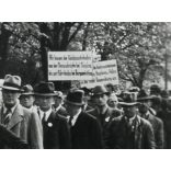 „Reichsautobahnen Wir bauen die Strassen des Führers”, Regensburg, Németország, május elsejei felvonulás náci transzparenssel, 2. világháború,  Horthy-korszak, helytörténet, 1939. május 1., 1930-as év