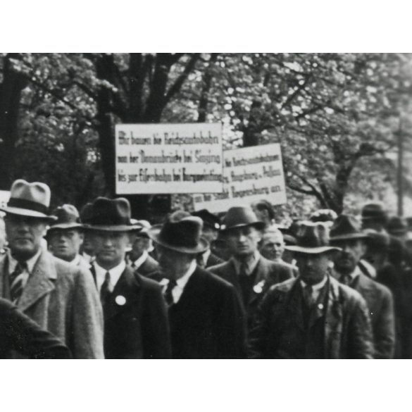 „Reichsautobahnen Wir bauen die Strassen des Führers”, Regensburg, Németország, május elsejei felvonulás náci transzparenssel, 2. világháború,  Horthy-korszak, helytörténet, 1939. május 1., 1930-as év