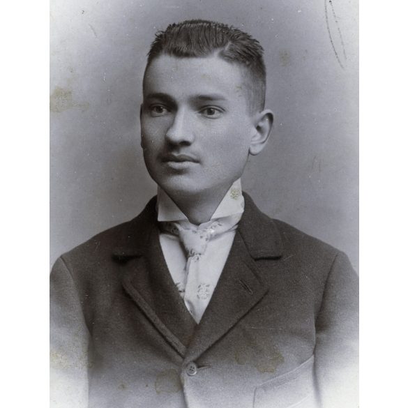 Bach műterem, Gyulafehérvártt (Gyulafehérvár), Erdély, elegáns fiatal férfi nyakkendőben, monarchia, 1890-es évek, Eredeti CDV, vizitkártya fotó gyönyörű hátlappal.   