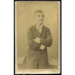   Ifj. Osztapovics műterem, Máramarossziget (Bikszád), Erdély, elegáns férfi nyakkendőben, bajusz, monarchia, 1890-es évek, Eredeti CDV, vizitkártya fotó, hátlapja románul feliratozott.  