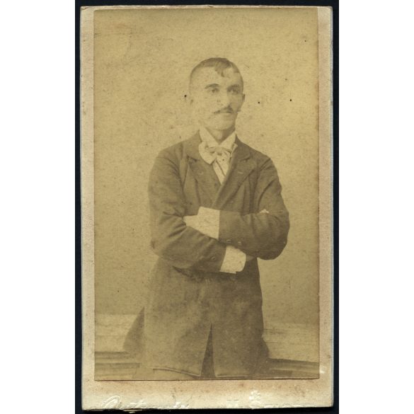 Ifj. Osztapovics műterem, Máramarossziget (Bikszád), Erdély, elegáns férfi nyakkendőben, bajusz, monarchia, 1890-es évek, Eredeti CDV, vizitkártya fotó, hátlapja románul feliratozott.  