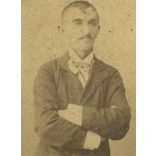 Ifj. Osztapovics műterem, Máramarossziget (Bikszád), Erdély, elegáns férfi nyakkendőben, bajusz, monarchia, 1890-es évek, Eredeti CDV, vizitkártya fotó, hátlapja románul feliratozott.  