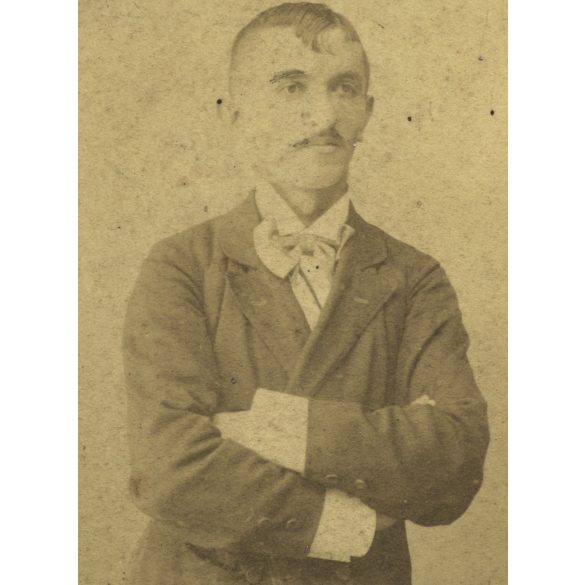 Ifj. Osztapovics műterem, Máramarossziget (Bikszád), Erdély, elegáns férfi nyakkendőben, bajusz, monarchia, 1890-es évek, Eredeti CDV, vizitkártya fotó, hátlapja románul feliratozott.  