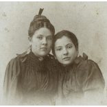 Dunky Fivérek műterme, Kolozsvár, Erdély, Szabó Annuska portréja, elegáns nők, anya-lánya (?), különös fejdísz, monarchia, 1892. december 03, 1890-es évek, Eredeti CDV, hátulján nevesített vizitkártya