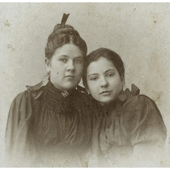 Dunky Fivérek műterme, Kolozsvár, Erdély, Szabó Annuska portréja, elegáns nők, anya-lánya (?), különös fejdísz, monarchia, 1892. december 03, 1890-es évek, Eredeti CDV, hátulján nevesített vizitkártya