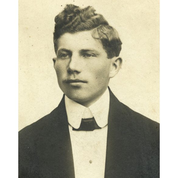Dunky Fivérek műterme, Kolozsvár, Erdély,  fiatal férfi portréja, monarchia, 1890-es évek, Eredeti CDV, vizitkártya fotó, alja vágott.  