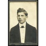 Dunky Fivérek műterme, Kolozsvár, Erdély,  fiatal férfi portréja, monarchia, 1890-es évek, Eredeti CDV, vizitkártya fotó, alja vágott.  