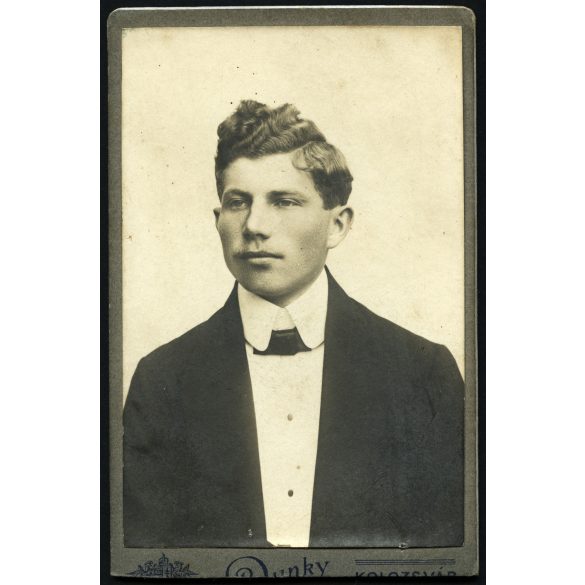 Dunky Fivérek műterme, Kolozsvár, Erdély,  fiatal férfi portréja, monarchia, 1890-es évek, Eredeti CDV, vizitkártya fotó, alja vágott.  