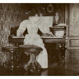 „Zongorázik Münster Helén”, Kassa, Fő utca 44. II. emelet, szalon, Felvidék, lakásbelső zongorával,  a hölgy később Rudloff Ödön tábornok-hadbíró felesége, monarchia, 1894., 1890-es évek, Eredeti hátu