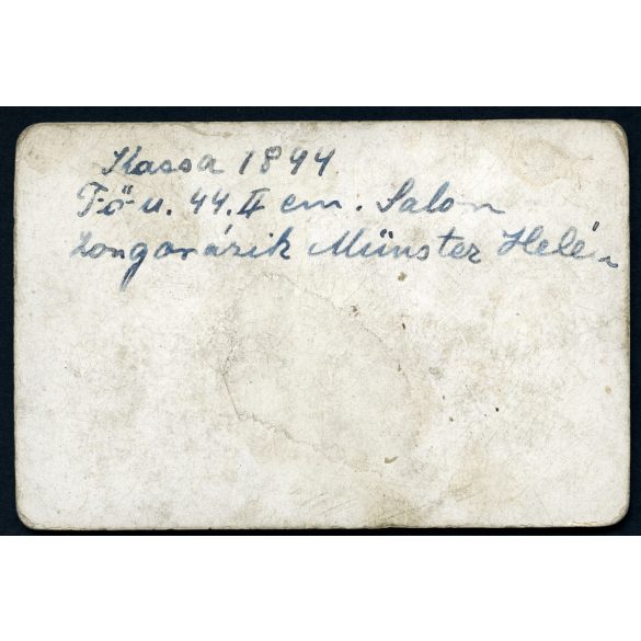 „Zongorázik Münster Helén”, Kassa, Fő utca 44. II. emelet, szalon, Felvidék, lakásbelső zongorával,  a hölgy később Rudloff Ödön tábornok-hadbíró felesége, monarchia, 1894., 1890-es évek, Eredeti hátu