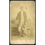 Veress Ferenc fénykép műterméből, „Országos Museum” Kolozsvár, Erdély elegáns férfi könyvvel, kalappal, bajusz,  monarchia előtt, 1850-es (?) évek, Eredeti CDV, ritka korai vizitkártya fotó. A ragaszt
