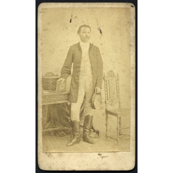 Veress Ferenc fénykép műterméből, „Országos Museum” Kolozsvár, Erdély elegáns férfi könyvvel, kalappal, bajusz,  monarchia előtt, 1850-es (?) évek, Eredeti CDV, ritka korai vizitkártya fotó. A ragaszt