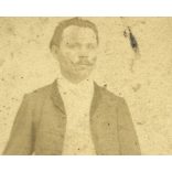 Veress Ferenc fénykép műterméből, „Országos Museum” Kolozsvár, Erdély elegáns férfi könyvvel, kalappal, bajusz,  monarchia előtt, 1850-es (?) évek, Eredeti CDV, ritka korai vizitkártya fotó. A ragaszt