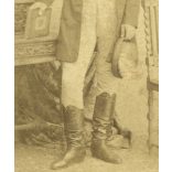 Veress Ferenc fénykép műterméből, „Országos Museum” Kolozsvár, Erdély elegáns férfi könyvvel, kalappal, bajusz,  monarchia előtt, 1850-es (?) évek, Eredeti CDV, ritka korai vizitkártya fotó. A ragaszt