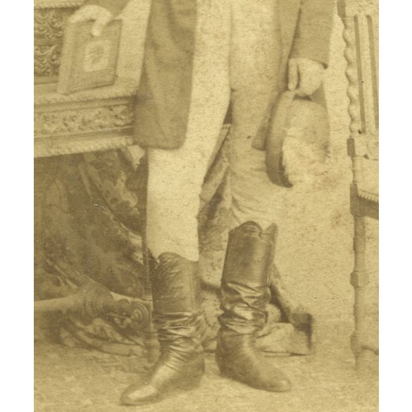 Veress Ferenc fénykép műterméből, „Országos Museum” Kolozsvár, Erdély elegáns férfi könyvvel, kalappal, bajusz,  monarchia előtt, 1850-es (?) évek, Eredeti CDV, ritka korai vizitkártya fotó. A ragaszt