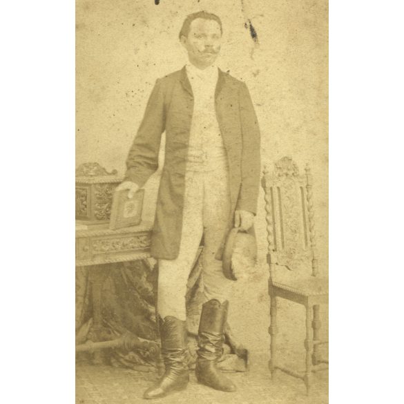 Veress Ferenc fénykép műterméből, „Országos Museum” Kolozsvár, Erdély elegáns férfi könyvvel, kalappal, bajusz,  monarchia előtt, 1850-es (?) évek, Eredeti CDV, ritka korai vizitkártya fotó. A ragaszt