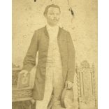 Veress Ferenc fénykép műterméből, „Országos Museum” Kolozsvár, Erdély elegáns férfi könyvvel, kalappal, bajusz,  monarchia előtt, 1850-es (?) évek, Eredeti CDV, ritka korai vizitkártya fotó. A ragaszt