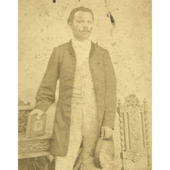 Veress Ferenc fénykép műterméből, „Országos Museum” Kolozsvár, Erdély elegáns férfi könyvvel, kalappal, bajusz,  monarchia előtt, 1850-es (?) évek, Eredeti CDV, ritka korai vizitkártya fotó. A ragaszt