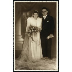   Esküvői fotó, Budafok (Budapest) vőlegény, menyasszony, szemúveg, Horthy-korszak, helytörténet, 1944. november 11, 1940-es évek, Eredeti fotó, papírkép.  
