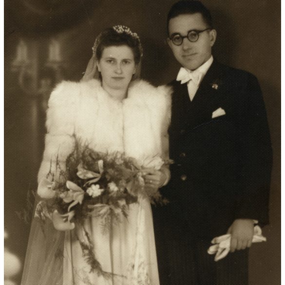 Esküvői fotó, Budafok (Budapest) vőlegény, menyasszony, szemúveg, Horthy-korszak, helytörténet, 1944. november 11, 1940-es évek, Eredeti fotó, papírkép.  