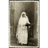 Elsőáldozó lány gyönyörű ruhában, gyönyörű festett háttér, Horthy-korszak, 1920-as évek, Eredeti fotó, hátulján feliratozott papírkép.  