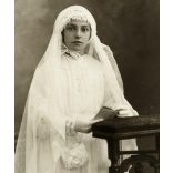 Elsőáldozó lány gyönyörű ruhában, gyönyörű festett háttér, Horthy-korszak, 1920-as évek, Eredeti fotó, hátulján feliratozott papírkép.  