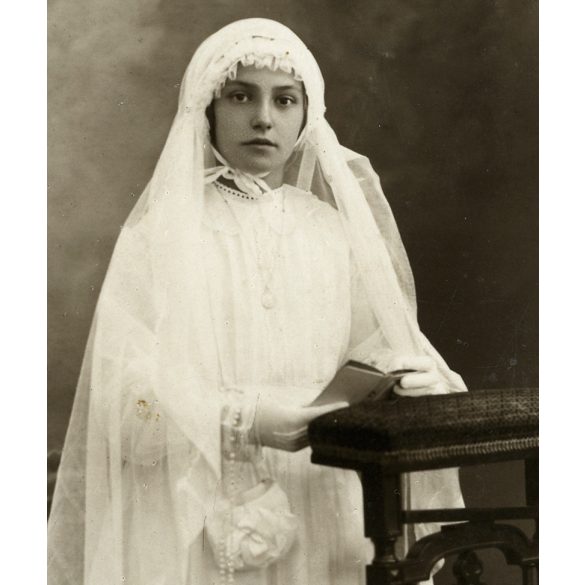 Elsőáldozó lány gyönyörű ruhában, gyönyörű festett háttér, Horthy-korszak, 1920-as évek, Eredeti fotó, hátulján feliratozott papírkép.  