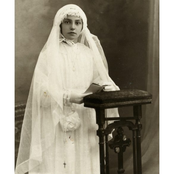 Elsőáldozó lány gyönyörű ruhában, gyönyörű festett háttér, Horthy-korszak, 1920-as évek, Eredeti fotó, hátulján feliratozott papírkép.  