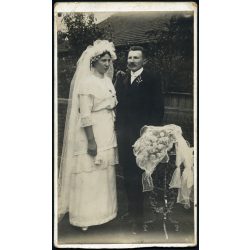   Nagyobb méret, ismeretlen műterem, Erdély, vidéki esküvő, menyasszony, vőlegény, bajusz, virág, 1920-as évek, Eredeti, hátulján pecséttel jelzett  kabinetfotó, alja vágott.   