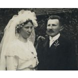 Nagyobb méret, ismeretlen műterem, Erdély, vidéki esküvő, menyasszony, vőlegény, bajusz, virág, 1920-as évek, Eredeti, hátulján pecséttel jelzett  kabinetfotó, alja vágott.   