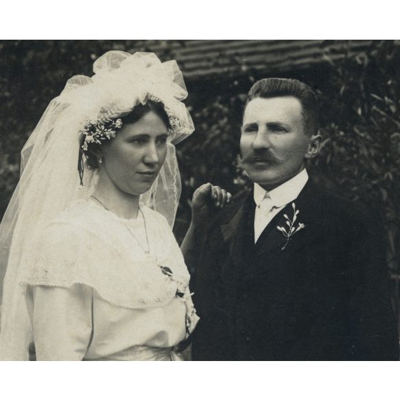 Nagyobb méret, ismeretlen műterem, Erdély, vidéki esküvő, menyasszony, vőlegény, bajusz, virág, 1920-as évek, Eredeti, hátulján pecséttel jelzett  kabinetfotó, alja vágott.   