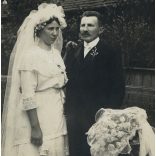 Nagyobb méret, ismeretlen műterem, Erdély, vidéki esküvő, menyasszony, vőlegény, bajusz, virág, 1920-as évek, Eredeti, hátulján pecséttel jelzett  kabinetfotó, alja vágott.   