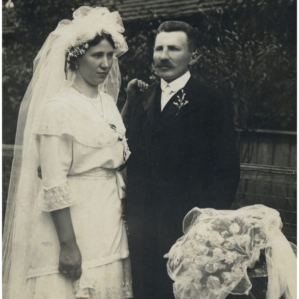 Nagyobb méret, ismeretlen műterem, Erdély, vidéki esküvő, menyasszony, vőlegény, bajusz, virág, 1920-as évek, Eredeti, hátulján pecséttel jelzett  kabinetfotó, alja vágott.   