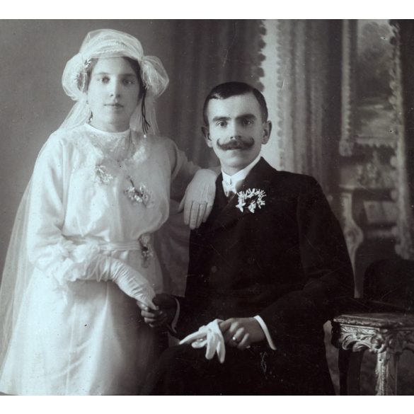 Ismeretlen műterem, esküvői portré, menyasszony, vőlegény, bajusz, virág, ünnep, monarchia, 1890-es évek, Eredeti  kabinetfotó gyönyörű hátlappal..   