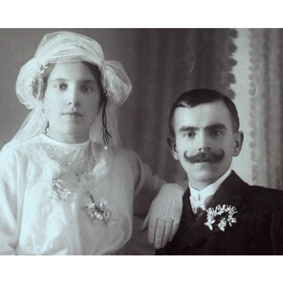 Ismeretlen műterem, esküvői portré, menyasszony, vőlegény, bajusz, virág, ünnep, monarchia, 1890-es évek, Eredeti  kabinetfotó gyönyörű hátlappal..   