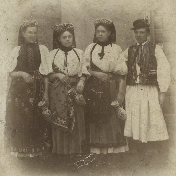 Szigethy, műterem, Kolozsvár, Erdély, fiatal nők és férfi kalotaszegi népviseletben, korsókkal, monarchia, helytörténet, 1900-as évek, Eredeti  kabinetfotó, ritka..  