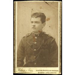   Kalmár és Társa műterem, Budapest, magyar katona egyenruhában, monarchia, 1880-as évek, Eredeti CDV, vizitkártya fotó, alja-teteje vágott.  