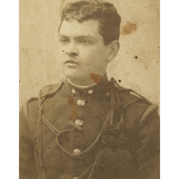Kalmár és Társa műterem, Budapest, magyar katona egyenruhában, monarchia, 1880-as évek, Eredeti CDV, vizitkártya fotó, alja-teteje vágott.  