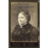 Gondy és Egey műterem, Debrecen, Vizi Zsuzsa, Hajdu Mihály huga, elegáns nő portréja, fejdísz, monarchia, helytörténet, 1870-es évek, Eredeti feliratozott, nevesített kabinetfotó, felülete foltos. 