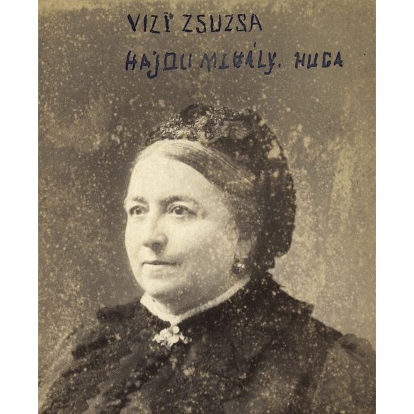 Gondy és Egey műterem, Debrecen, Vizi Zsuzsa, Hajdu Mihály huga, elegáns nő portréja, fejdísz, monarchia, helytörténet, 1870-es évek, Eredeti feliratozott, nevesített kabinetfotó, felülete foltos. 
