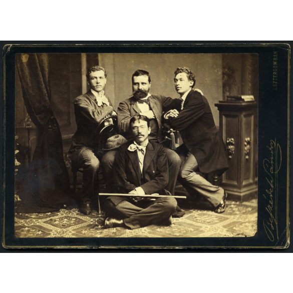 Beszédes műterem, Esztergom, baráti társaság, Hajnaly Kálmán, Hajnaly Gyula, szakáll, cvikker, bajusz,  monarchia, helytörténet, 1870-es évek, Eredeti, hátoldalán feliratozott, nevesített kabinetfotó,