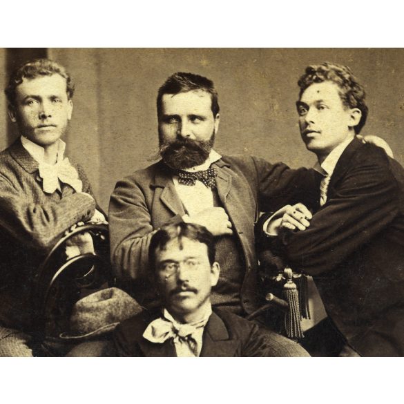 Beszédes műterem, Esztergom, baráti társaság, Hajnaly Kálmán, Hajnaly Gyula, szakáll, cvikker, bajusz,  monarchia, helytörténet, 1870-es évek, Eredeti, hátoldalán feliratozott, nevesített kabinetfotó,